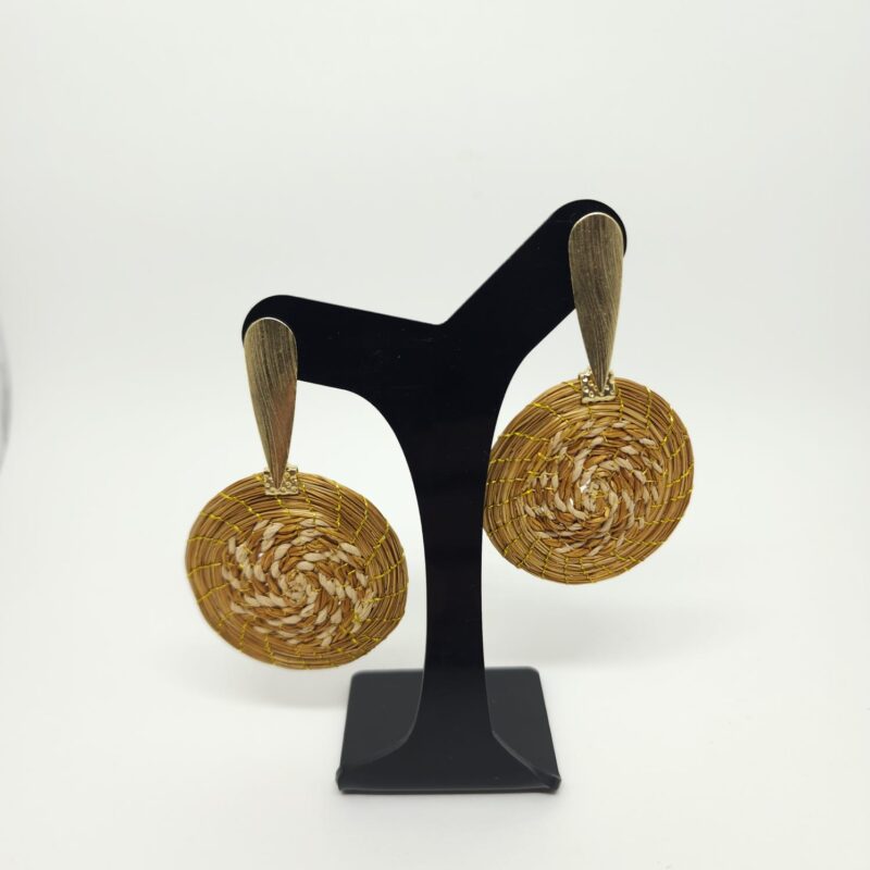 Brinco Capim Dourado Mandala + fibra Buriti
