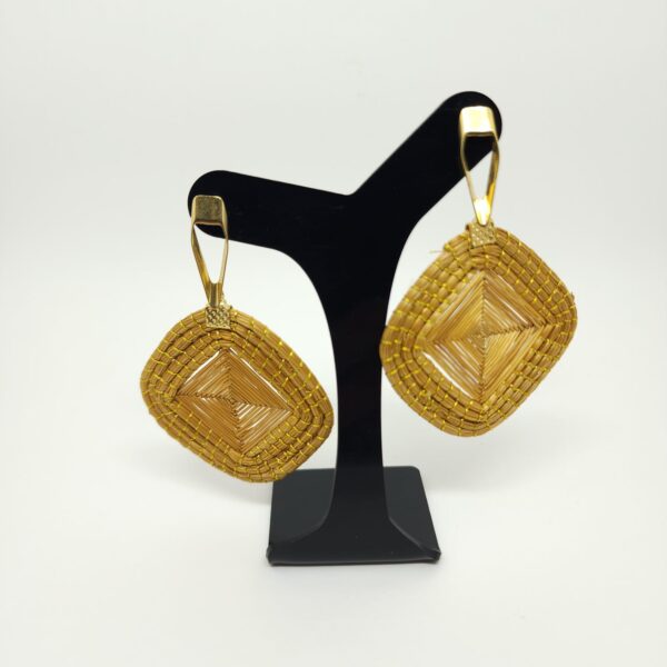 Brinco Capim Dourado Quadrado