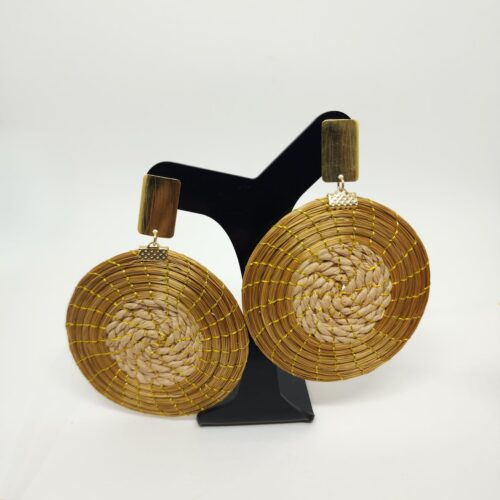 Brinco Capim Dourado Mandala + fibra Buriti