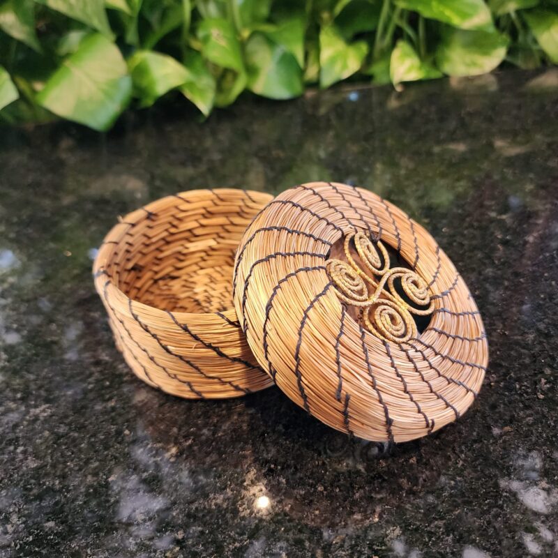 #MINI CAIXA C.DOURADO LINHAPRETA TAMPA CARRACOL 9X5