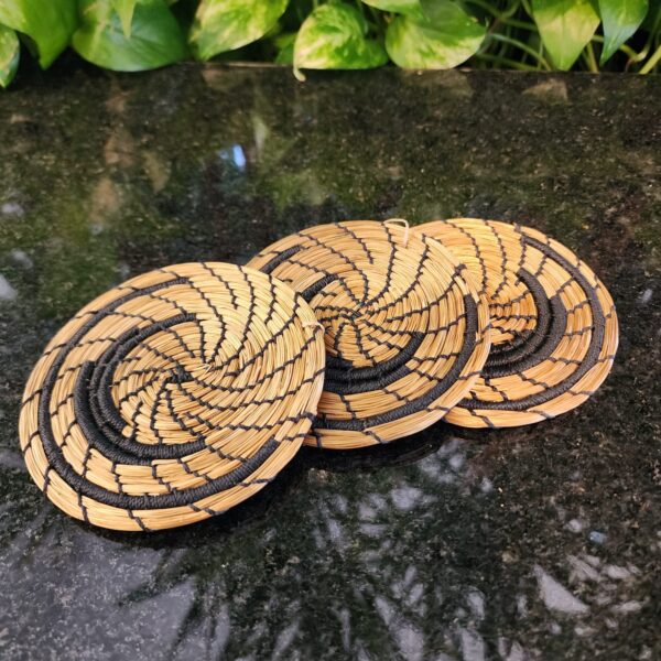 #PORTA COPO C.DOURADO LINHA PRETA C/ DETALHE