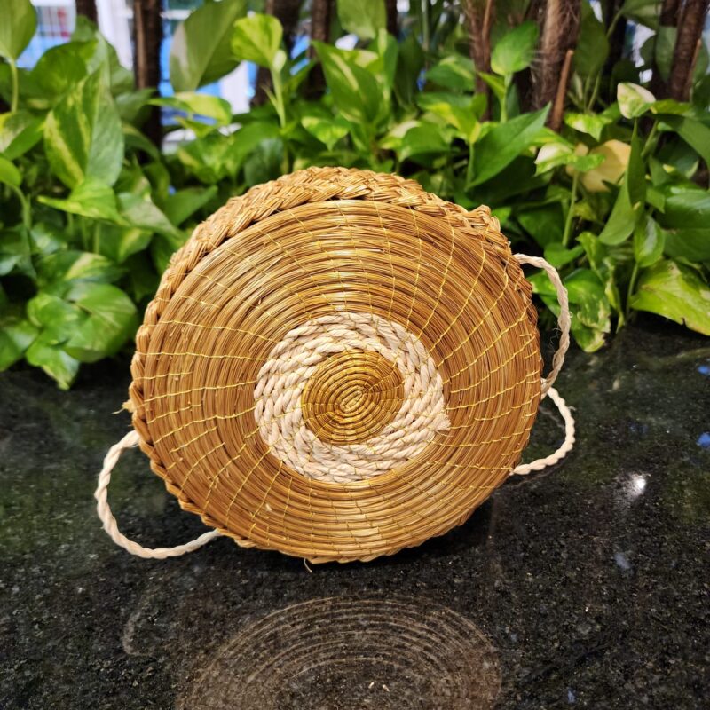 #BOLSA REDONDA 18CM  C/DOURADO ALÇA LONGA COM DETALHES EM BURITI DIFERENTE