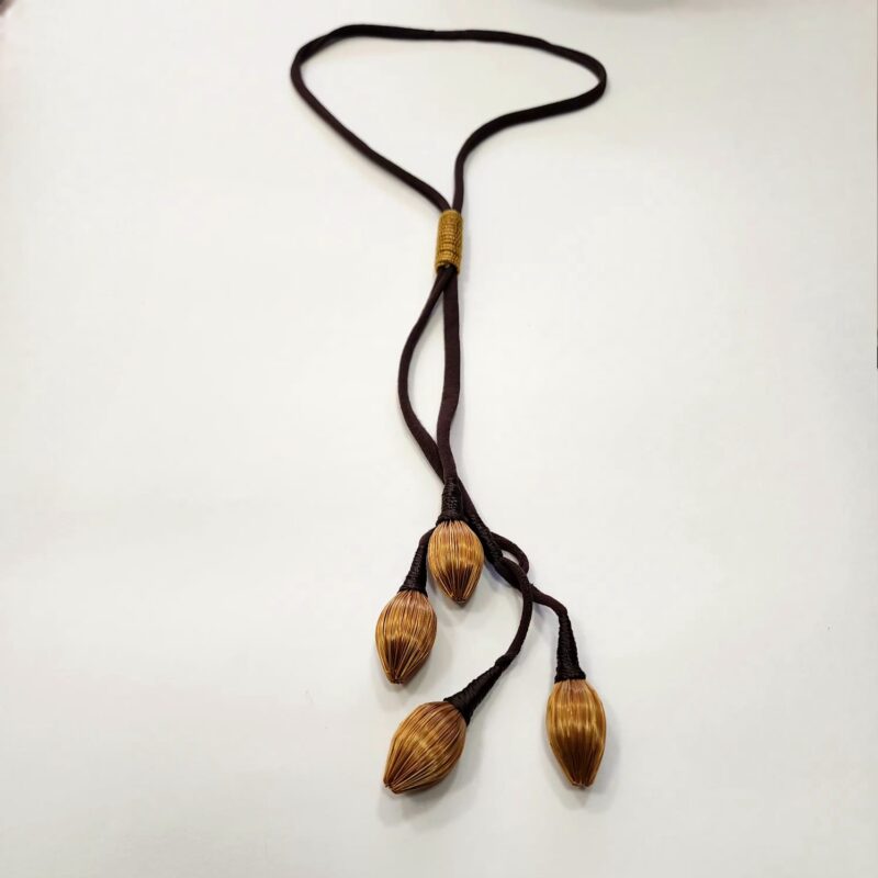 #COLAR TECIDO MARROM  + GOTAS CAPIM DURADO