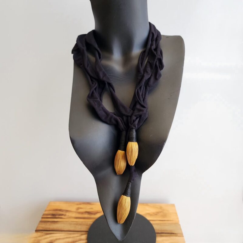 Colar de Tecido com Gotas de Capim Dourado