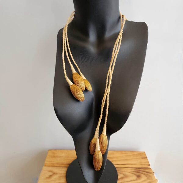#COLAR FIBRA BURITI COM GOTAS CAPIM DOURADO MANTO