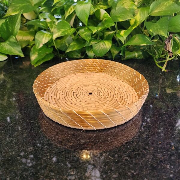 ##BANDEJA COM CAPIM DOURADO + FIBRA NATURAL 22CM