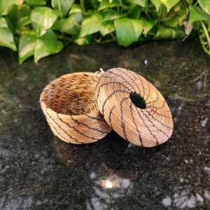 #MINI CAIXA C.DOURADO LINHA PRETA  C/FURO NO MEIO