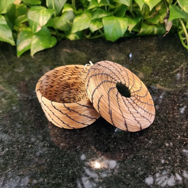 #MINI CAIXA C.DOURADO LINHA PRETA  C/FURO NO MEIO