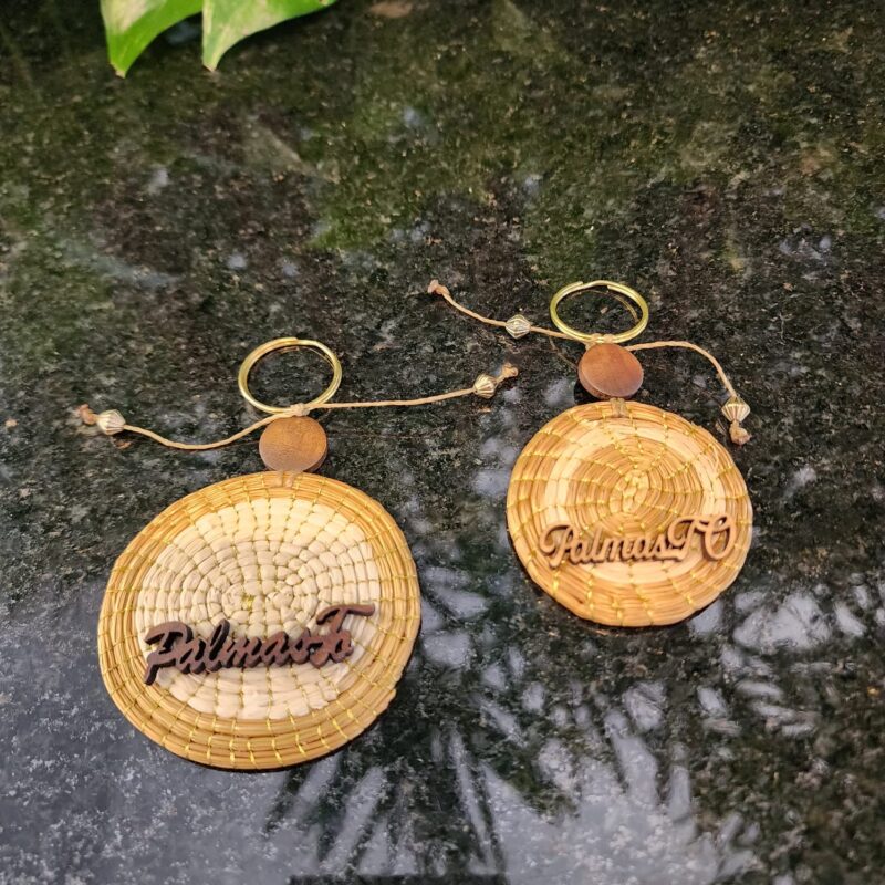 #CHAVEIRO C.DOURADO PALMAS COM MADEIRINHA E ARGOLA 2 MODELOS