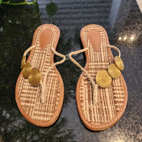 #CHINELO ARTESANAL DE FIBRA DE BURITI TAMANHO: 36 COM CAPIM DOURADO