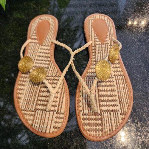 #CHINELO ARTESANAL DE FIBRA DE BURITI TAMANHO: 37 COM CAPIM DOURADO