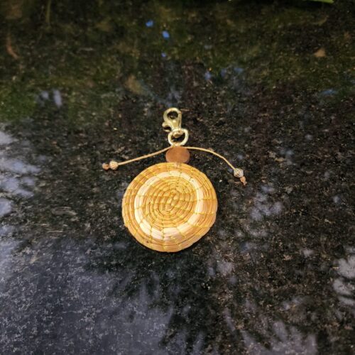 15353007800-whatsapp-image-2025-06-04-at-15-13-20.jpeg #CHAVEIRO MANDALA CAPIM DOURADO + FIBRA BURITI #