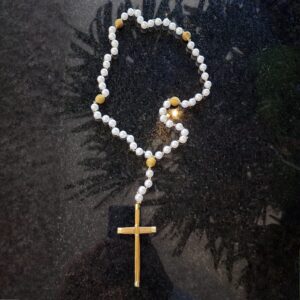 #TERÇO  PEROLA + BOLINHA CAPIM DOURADO