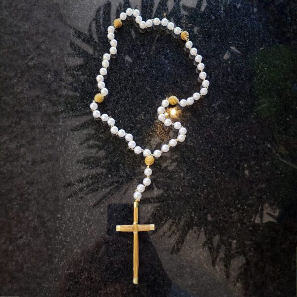 #TERÇO  PEROLA + BOLINHA CAPIM DOURADO