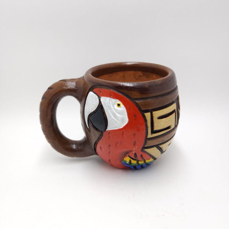 #CANECA CERAMICA FAUNA ARARA VERMELHA  JALAPAO PEQUENA