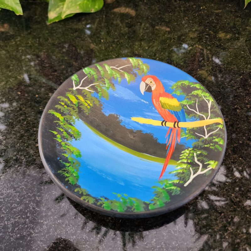 #PRATO CERAMICA FAUNA TO PITADO A MÃO LIVRE ARARA VERMELHA#