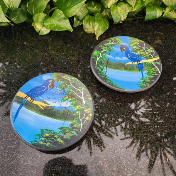 #PRATO CERAMICA FAUNA TO PITADO A MÃO LIVRE ARARA AZUL#