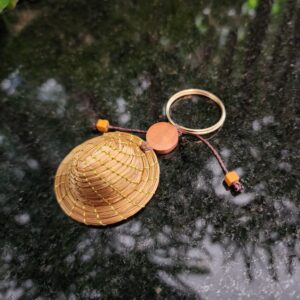 ##CHAVEIRO CHAPEU CAPIM DOURADO C/ MADEIRA C/ ARGOLA#