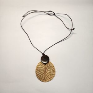 ##COLAR MANDALA + MADEIRA C/ CORDAO DE COURO#