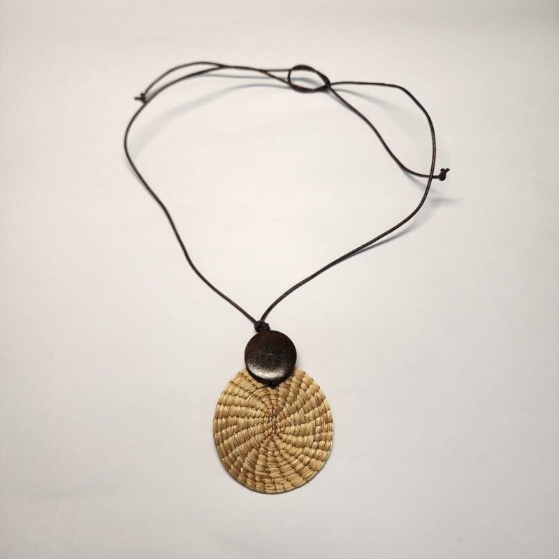 Colar de Couro com Mandala de Capim Dourado + Madeira