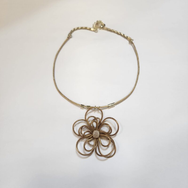 15370858373-whatsapp-image-2025-08-22-at-17-59-27.jpeg Gargantilha de Capim Dourado com Flor