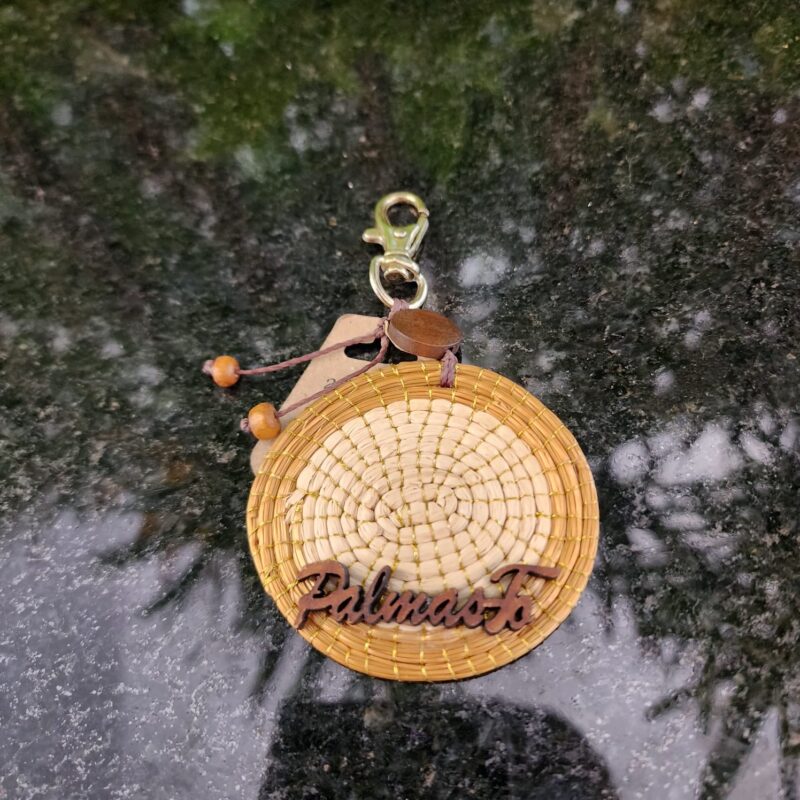 #CHAVEIRO C.DOURADO  PALMAS COM MADEIRINHA E MOSQUETAO #