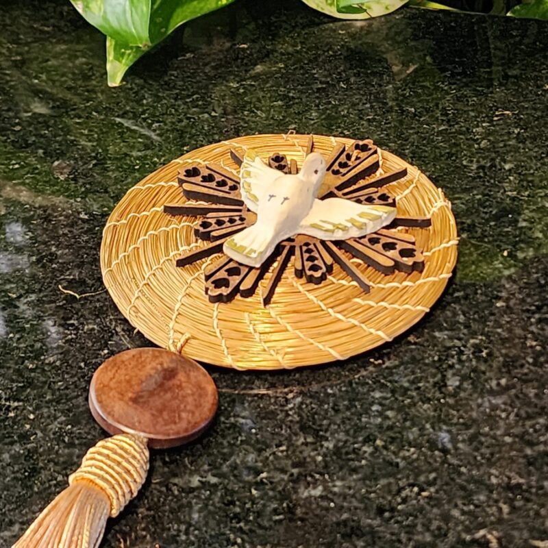 15372533742-15328255544-whatsapp-image-2025-02-21-at-17-11-44-1.jpeg Mandala de Capim Dourado com Divino Resina c/ pompom