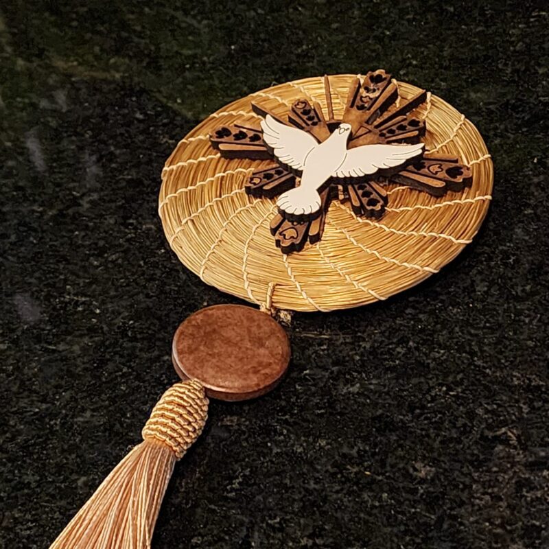 Mandala de Capim dourado com Divino MDF + pompom