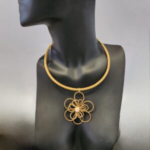 ##COLAR CAPIM DOURADO COM FLOR#