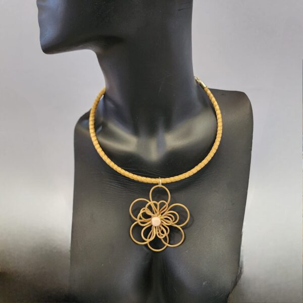 ##COLAR CAPIM DOURADO COM FLOR#