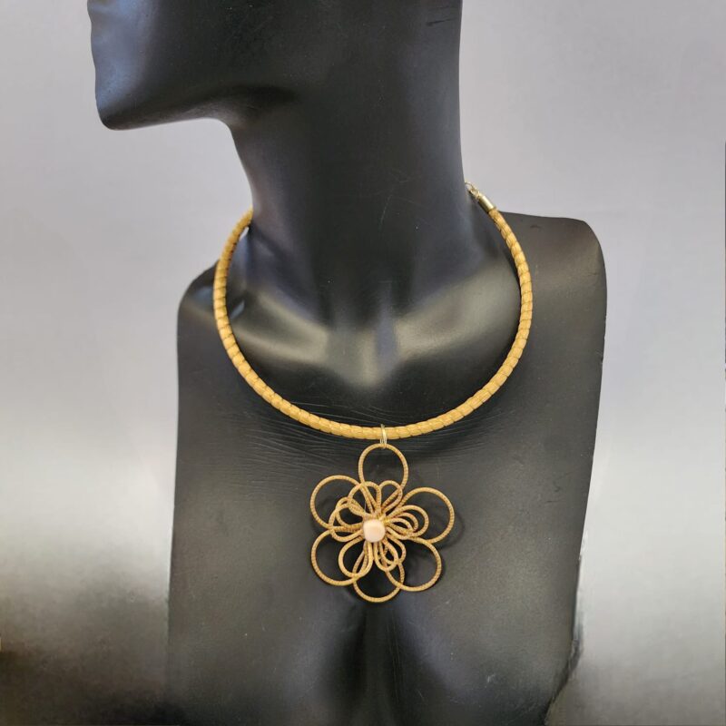 Gargantilha de capim Dourado Pingente Flor