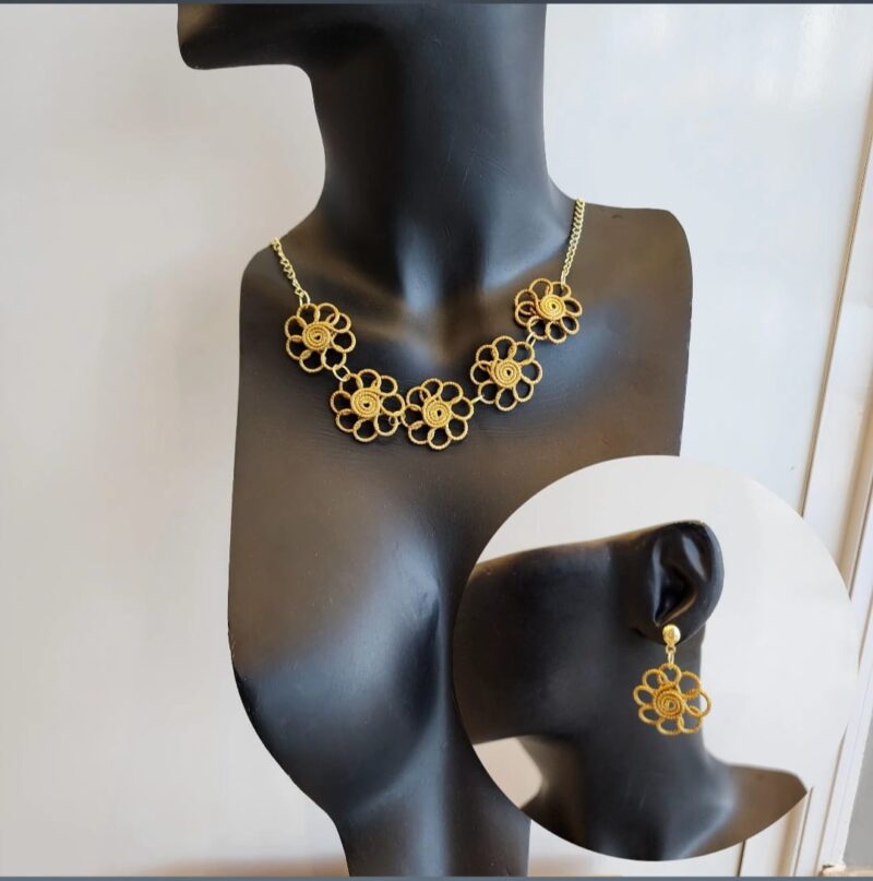 Conjunto Colar + Brinco Flor de Capim Dourado