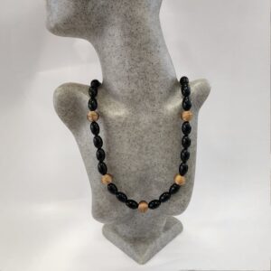 15378420642-whatsapp-image-2025-09-20-at-10-40-19-1-4.jpeg Colar Esferas de Capim Dourado com Azeitonas Negras com Fecho