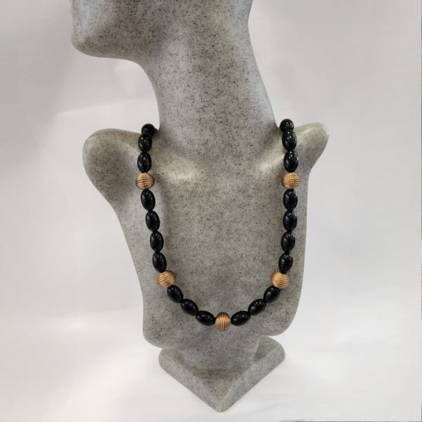 Colar  Esferas de Capim Dourado com Azeitonas Negras com Fecho