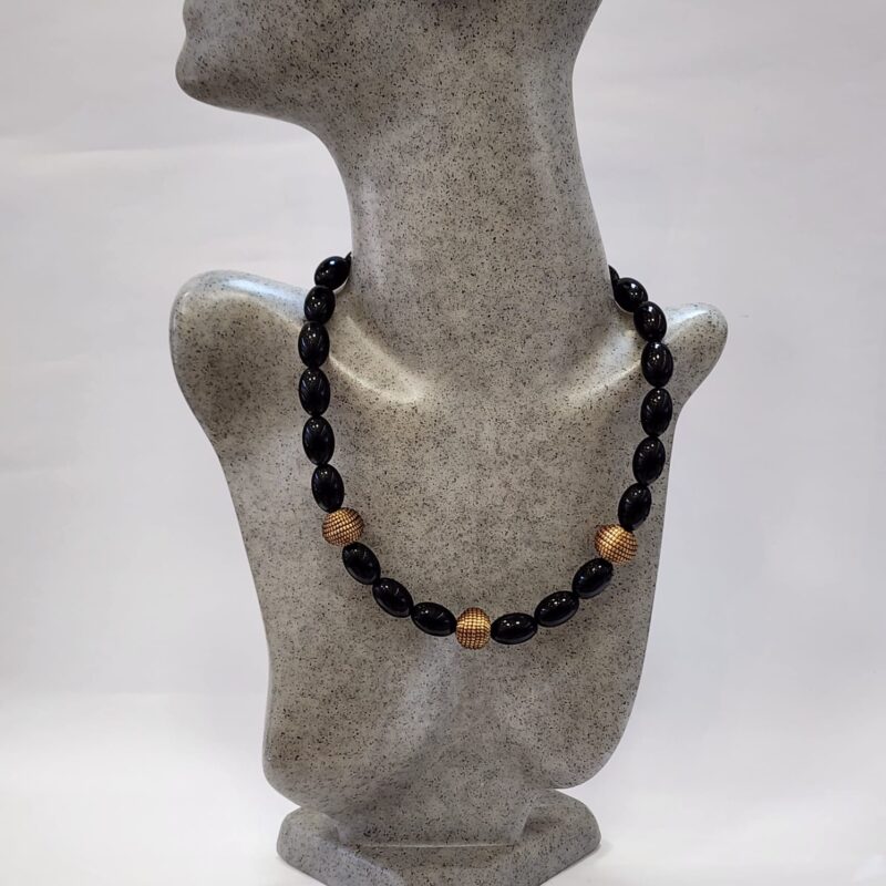 15378485176-whatsapp-image-2025-09-24-at-16-07-44-1-4.jpeg Colar Esferas de Capim Dourado com Azeitonas Negras com Fecho