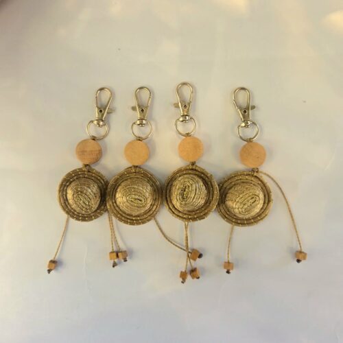 15379066427-whatsapp-image-2025-09-26-at-13-27-31-2.jpeg Chaveiro Chapéu de Capim Dourado com Mosquetão