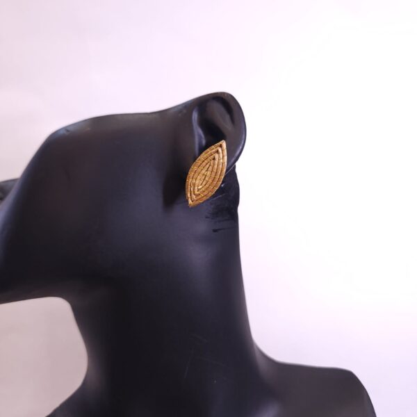 15383851717-whatsapp-image-2025-10-10-at-14-50-17-44.jpeg Brinco Capim Dourado Folha