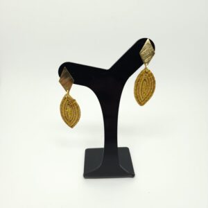 15383881717-15272358187-img-20240514-wa0139.jpg Brinco Capim Dourado folha