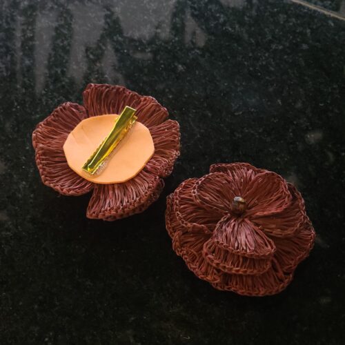 Flor de fibra de buriti com bico de pato para cabelo