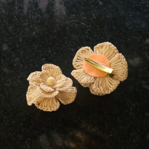 Flor de fibra de buriti com bico de pato para cabelo Mini