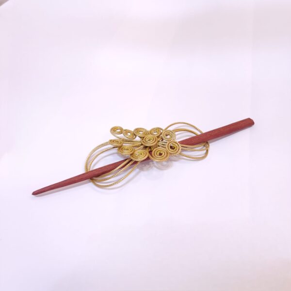 15392695834-whatsapp-image-2025-11-07-at-14-50-46-2.jpeg Presilha de Palito de Cabelo Madeira + Capim Dourado