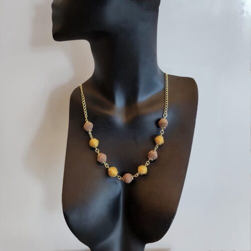 Colar de Bolinhas com Capim Dourado