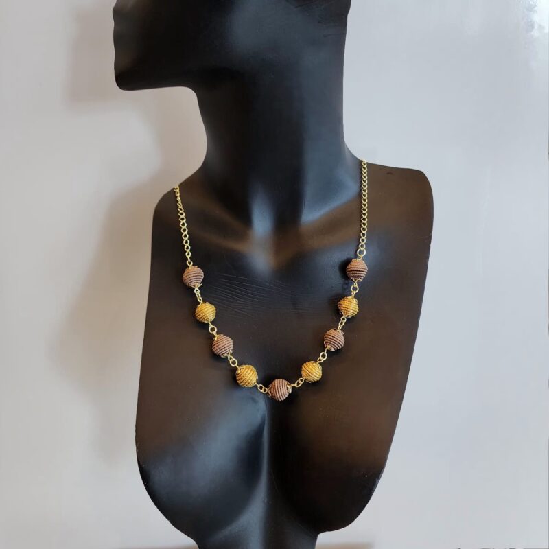 Colar de Bolinhas com Capim Dourado