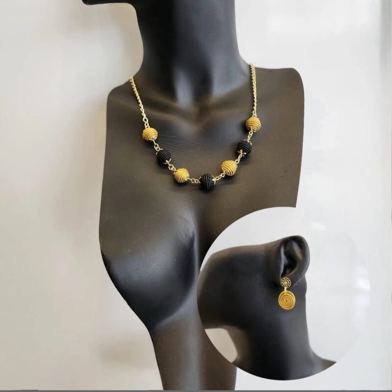 Colar de Bolinhas com Capim Dourado