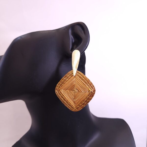 0823 - Brinco Capim Dourado