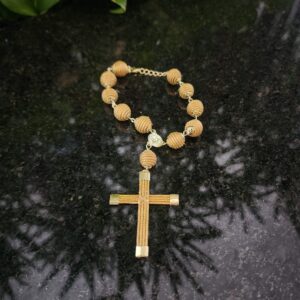 Terço de mão todo em Capim Dourado Cruz Reta