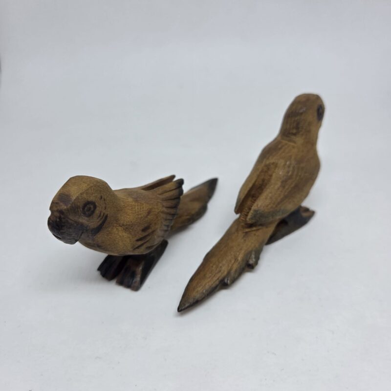 Animais de madeira entalhados