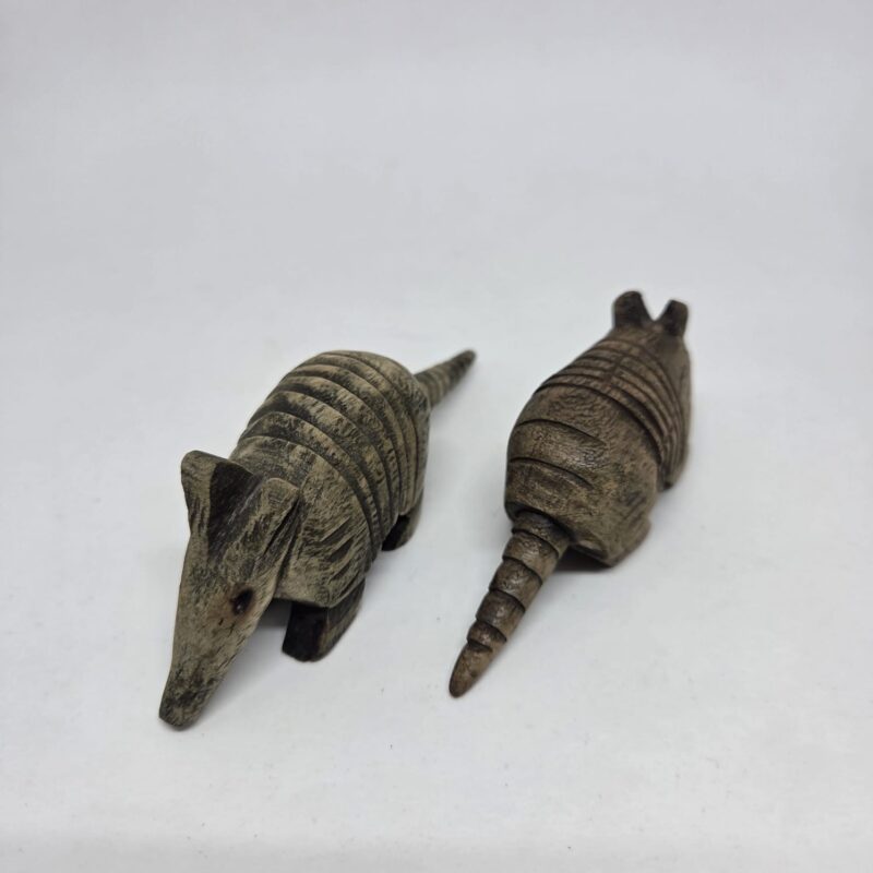 Animais de madeira entalhados