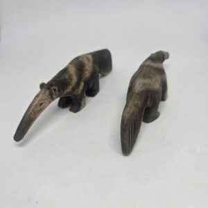 Animais de madeira entalhados