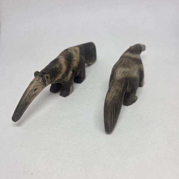 15395921191-whatsapp-image-2025-11-24-at-14-28-37-1.jpeg Animais de madeira entalhados